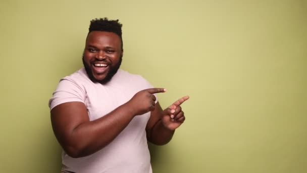 Поглянь Сюди Позитивний Афроамериканець Одягнений Рожеву Футболку Вказує Ліворуч Порожній — стокове відео
