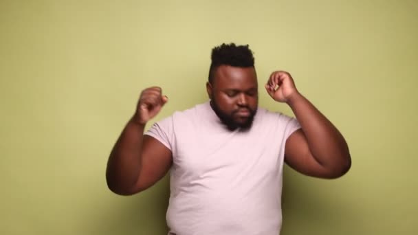 Extremamente Feliz Homem Afro Americano Positivo Vestindo Camiseta Rosa Divertindo — Vídeo de Stock