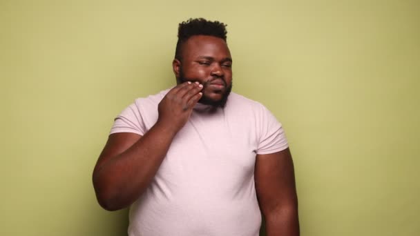 Fogászati Problémák Egészségtelen Afro Amerikai Férfi Nyomja Fájó Orcáját Akut — Stock videók