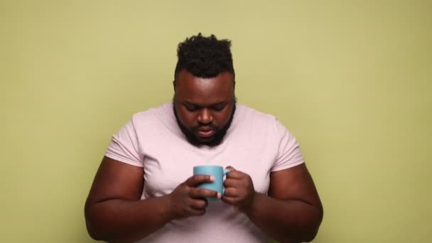 Homem Afro Americano Adulto Jovem Barbudo Insalubre Vestindo Camiseta Rosa — Vídeo de Stock