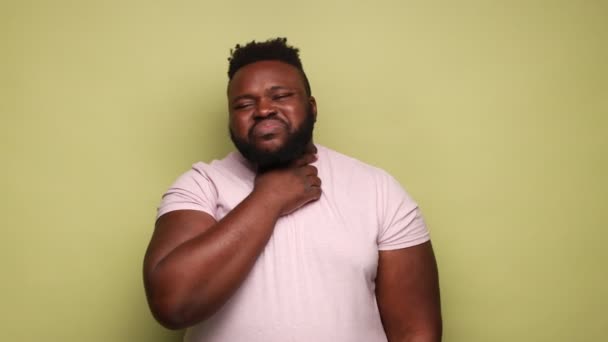 Chorym Grypę Afroamerykaninem Różowej Koszulce Zaciśniętym Karkiem Cierpiącym Ból Gardła — Wideo stockowe