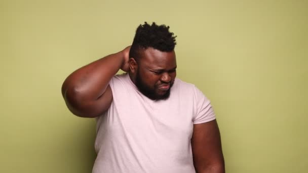 Εξαντλημένος Αφροαμερικανός Που Φοράει Ροζ Μπλουζάκι Τρίβοντας Λαιμό Του Και — Αρχείο Βίντεο