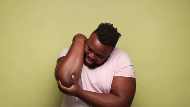 Homme Afro Américain Portant Shirt Rose Massant Coude Douloureux Fronçant — Video