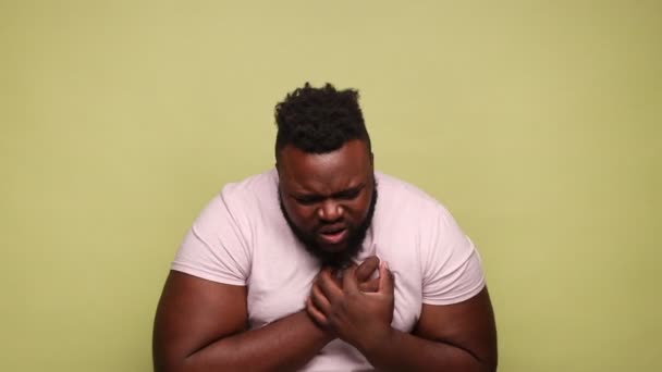 Беспокойный Афроамериканец Розовой Футболке Держащий Руку Груди Чувствующий Ужасную Острую — стоковое видео