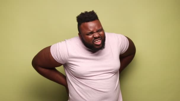Exhausto Hombre Afroamericano Malsano Camiseta Rosa Tocando Dolor Espalda Que — Vídeos de Stock