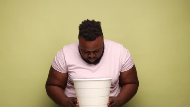 Ein Junger Erwachsener Afroamerikaner Mit Bart Der Ein Rosafarbenes Shirt — Stockvideo