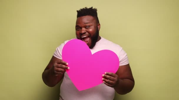 Joyful Romântico Atraente Barbudo Afro Americano Homem Vestindo Rosa Shirt — Vídeo de Stock
