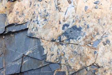 Oklahoma 'daki Broken Bow Gölü' nün taştan kıyısında. Doğa zemin arkaplanı, doku.