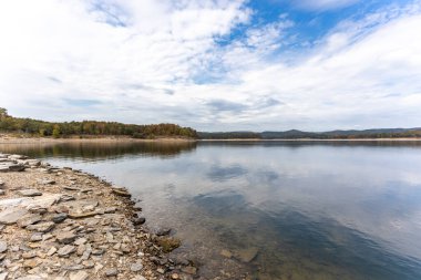 Oklahoma, ABD 'deki Broken Bow Lake' in kıyı şeridi. Güzel bir göl ve taş manzarası..