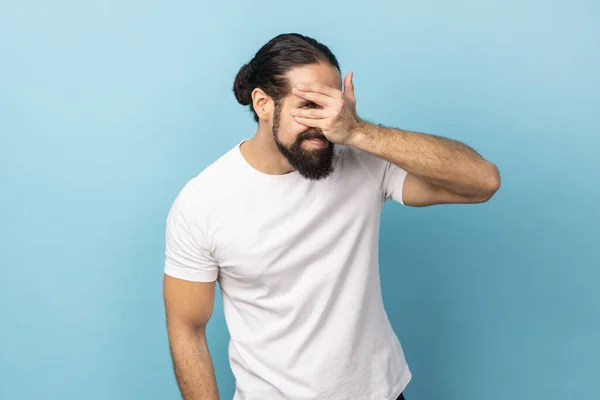 Potret Pria Dengan Jenggot Mengenakan Kaos Putih Melihat Melalui Jari — Stok Foto