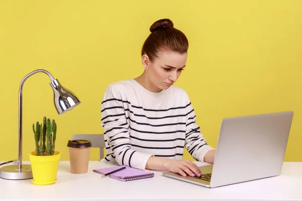 職場でビデオ通話があるラップトップディスプレイを見て座っている悲しい不幸な女性オフィスマネージャーは 動揺した表情でキーボードを入力します 黄色の背景に隔離された屋内スタジオショット — ストック写真