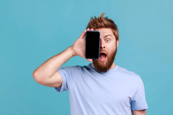 Şaşırmış Sakallı Adamın Portresi Yarım Yüzünü Cep Telefonuyla Kaplayan Kameraya — Stok fotoğraf