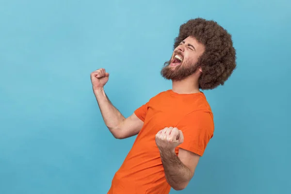 Widok Boku Podekscytowany Pozytywny Szczęśliwy Człowiek Fryzurą Afro Noszenie Pomarańczowy — Zdjęcie stockowe