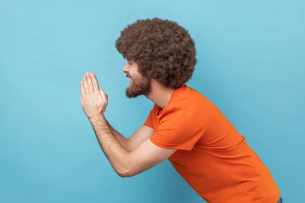 Πλάγια Άποψη Του Ανθρώπου Afro Χτένισμα Πορτοκαλί Shirt Δίπλωμα Χέρια — Φωτογραφία Αρχείου