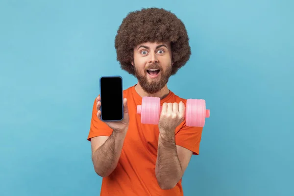 Afro Saçlı Turuncu Tişörtlü Dambılı Tutan Reklam Için Boş Ekranlı — Stok fotoğraf