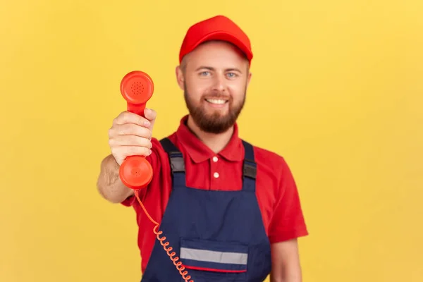 Portret Uśmiechniętego Pracownika Trzymającego Słuchawkę Proszącego Telefon Obsługę Patrzącego Przyjacielsko — Zdjęcie stockowe