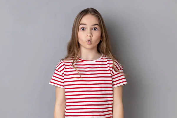 Vtipné Překvapené Děvčátko Pruhovaném Tričku Dělá Rybí Obličej Našpulenými Rty — Stock fotografie