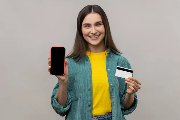 Klient Banku Jest Zadowolony Dobrej Bankowości Mobilnej Uśmiechnięta Kobieta Kartą — Zdjęcie stockowe