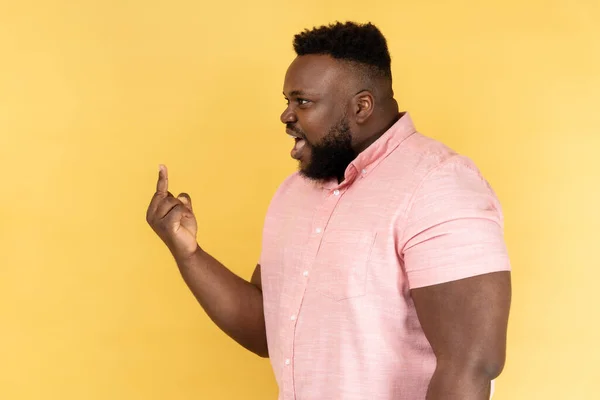 Zijaanzicht Van Een Onbeleefde Agressieve Man Met Een Roze Hemd — Stockfoto