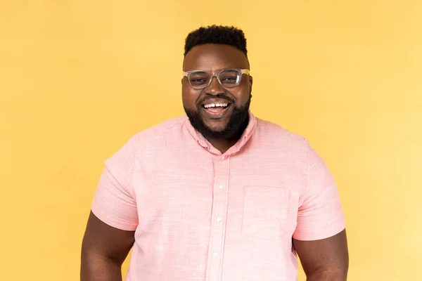 Porträt Eines Lächelnden Positiven Mannes Mit Rosafarbenem Hemd Und Optischer — Stockfoto