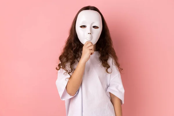 익명의 소녀가 티셔츠를 얼굴에 마스크를 개인성을 숨기고 음모와 사생활 비밀을 — 스톡 사진