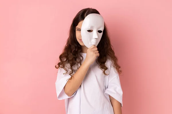 Portrét Tmavovlasé Holčičky Bílém Tričku Zakrývající Obličej Zamračeným Obličejem Mnohočetnou — Stock fotografie