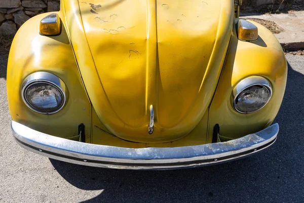 Vista Frontal Carro Velho Abandonado Enferrujado Amarelo Com Arranhões Capô — Fotografia de Stock