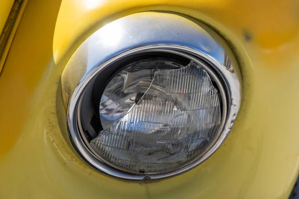 Разбитая Фара Машины Деталь Передней Части Желтого Винтажного Автомобиля — стоковое фото