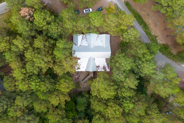 Vista Aérea Casa Campo Isolada Nas Florestas Entre Árvores Verdes — Fotografia de Stock