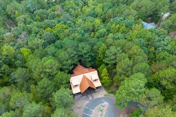 stock image Aerial view of secluded cottage in the woods. Cabin in the forest in Broken Bow, Oklahoma USA.