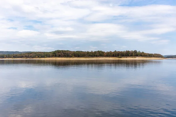 Paisagem Bonita Com Céu Azul Superfície Lago Liso Floresta Litoral — Fotografia de Stock