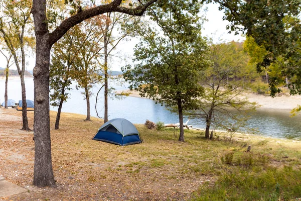 Tentes Camping Près Beau Lac Parmi Les Arbres Camping Concept — Photo