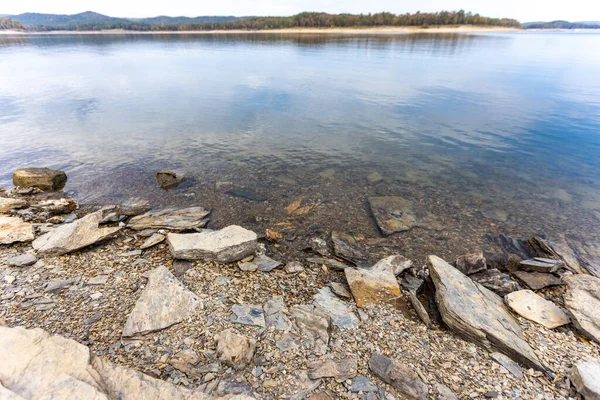 美国俄克拉荷马州断壁湖的海岸线 美丽的湖景和石头的成本 — 图库照片