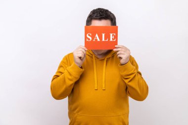 Bilinmeyen bir adamın portresi. Gözleri kapalı. İndirimli satışlar, indirimler, kara cuma, şehir tarzı kapüşonlu kapüşon giyiyor. Beyaz arka planda izole edilmiş kapalı stüdyo görüntüleri.