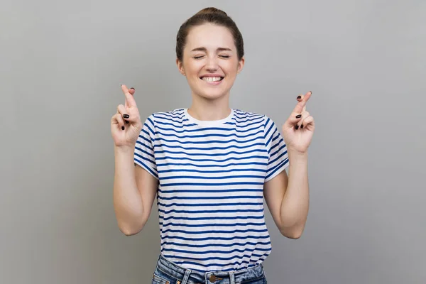 Umut Dolu Genç Bir Kadının Portresi Çizgili Tişört Giymiş Daha — Stok fotoğraf