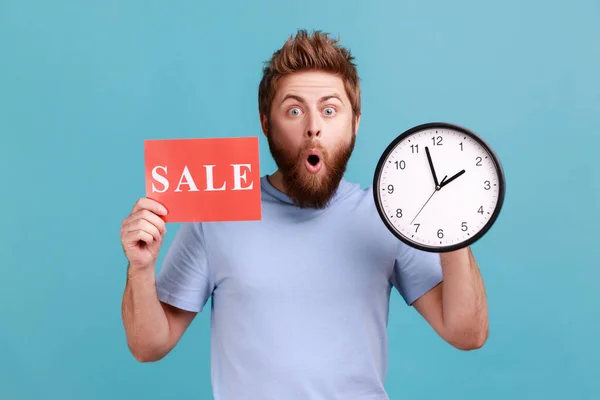 Portrait Shocked Astonished Handsome Bearded Man Holding Clock Card Sale — Stock Photo, Image