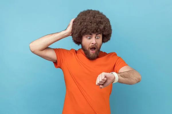 Retrato Hombre Con Peinado Afro Con Camiseta Naranja Señalando Dedo — Foto de Stock