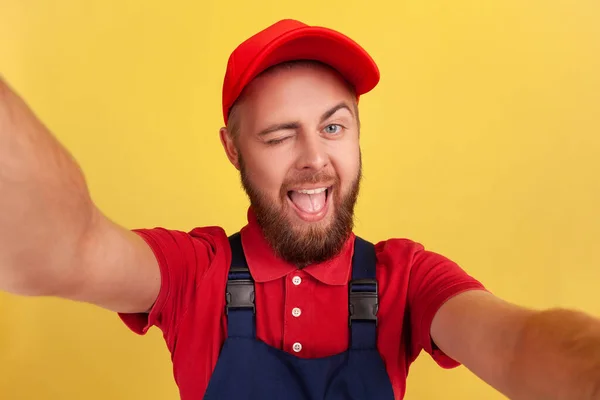 Legende Glad Arbejder Mand Iført Blå Uniform Tager Selfie Ser - Stock-foto
