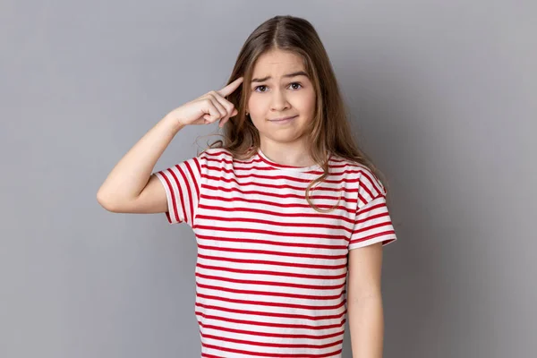 Jaja Sobie Robisz Portret Dziewczynki Pasiastej Koszulce Trzymającej Palec Przy — Zdjęcie stockowe