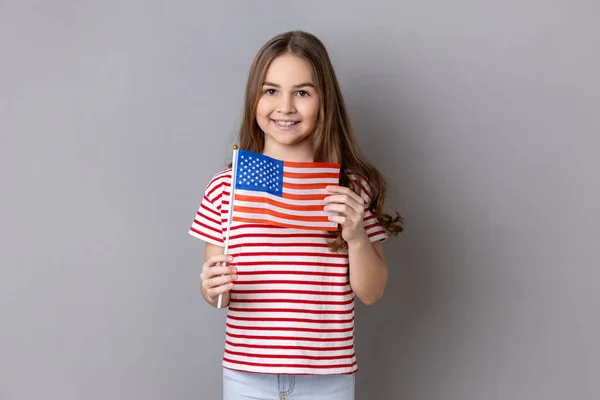 Amerykańska Flaga Portret Zachwyconej Szczęśliwej Uroczej Dziewczynki Pasiastej Koszulce Flagą — Zdjęcie stockowe
