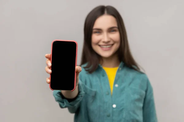 Retrato Mulher Amigável Sorrindo Mostrando Telefone Celular Com Exibição Vazia — Fotografia de Stock