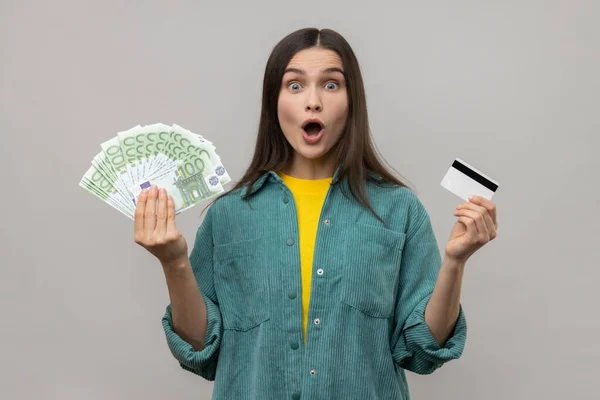 Zaskoczony Młoda Kobieta Trzyma Kartę Kredytową Fanem Euro Gotówki Patrząc — Zdjęcie stockowe