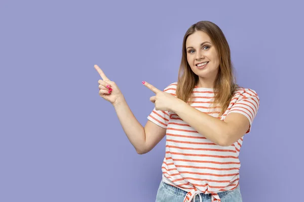 Portrait Blond Woman Wearing Striped Shirt Pointing Aside Showing Blank — Stock Photo, Image