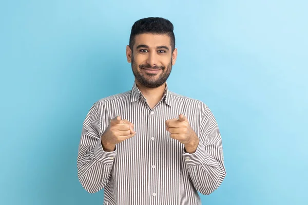 Позитивний Оптимістичний Бородатий Бізнесмен Вказуючи Пальці Камеру Дивлячись Зубною Посмішкою — стокове фото