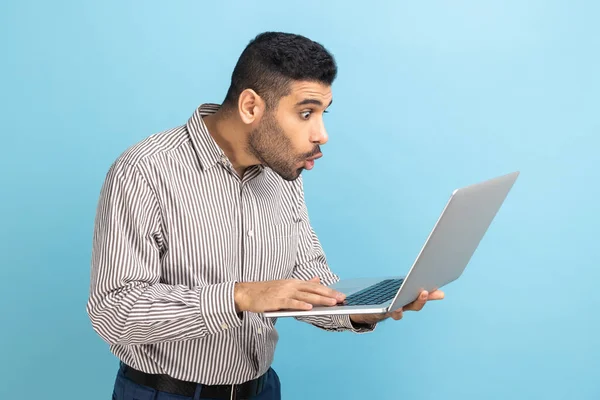 Retrato Empresário Chocado Com Barba Olhando Para Tela Laptop Com — Fotografia de Stock