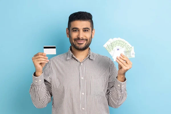 Tıraş Olmuş Sakallı Elinde Avro Banknotları Kredi Kartı Olan Mutlu — Stok fotoğraf