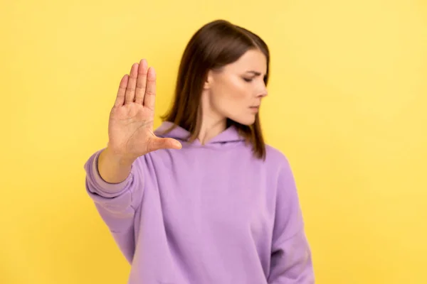 Przerażona Zdezorientowana Kobieta Pokazująca Stop Gestem Dłoni Próbująca Powstrzymać Napastnika — Zdjęcie stockowe