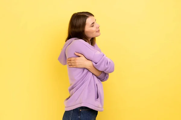 Kendimi Seviyorum Bencil Narsist Genç Bir Kadının Kendini Kucaklaması Mutlu — Stok fotoğraf