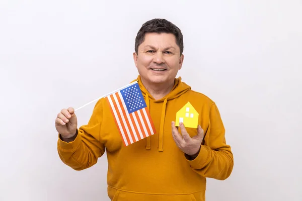 Портрет Мужчины Средних Лет Американским Флагом Бумажным Домом Мечтающего Купить — стоковое фото