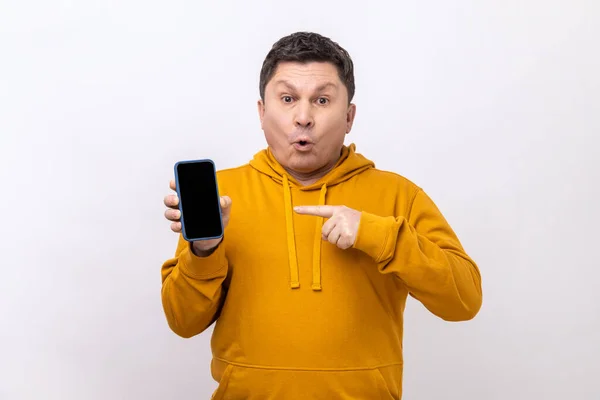 Homme Pointant Doigt Smartphone Avec Écran Vide Regardant Une Caméra — Photo